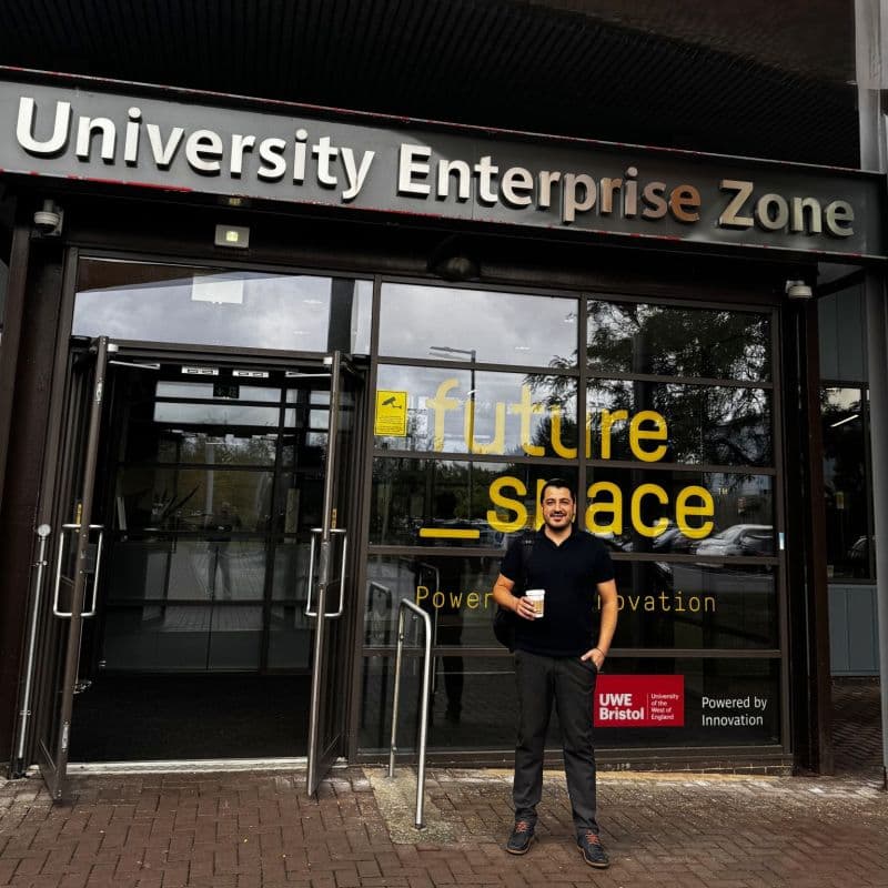 Hüseyin Demir — UWE Bristol Future Space (University Enterprise Zone) önünde, Packniche ofisi, Bristol